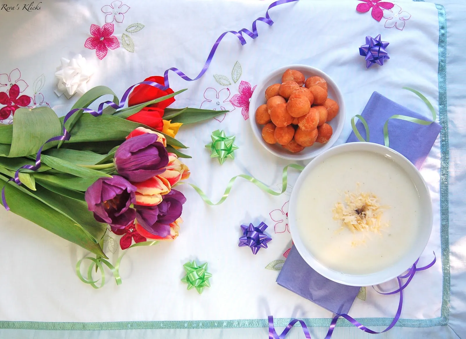 Caldo and bolinihas de queijoa