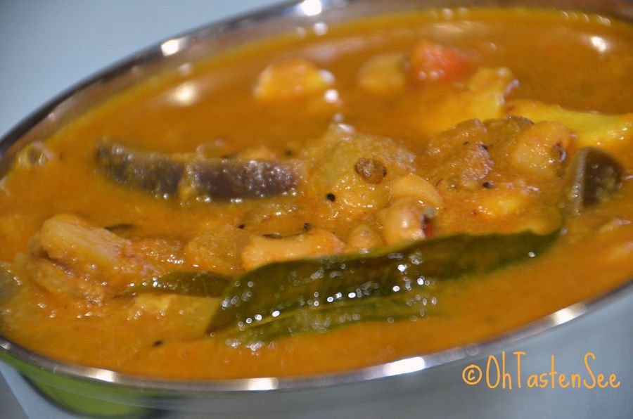 Kaaramani Kathirikkai kuzhambu(Black eyed peas and Eggplant spicy curry)